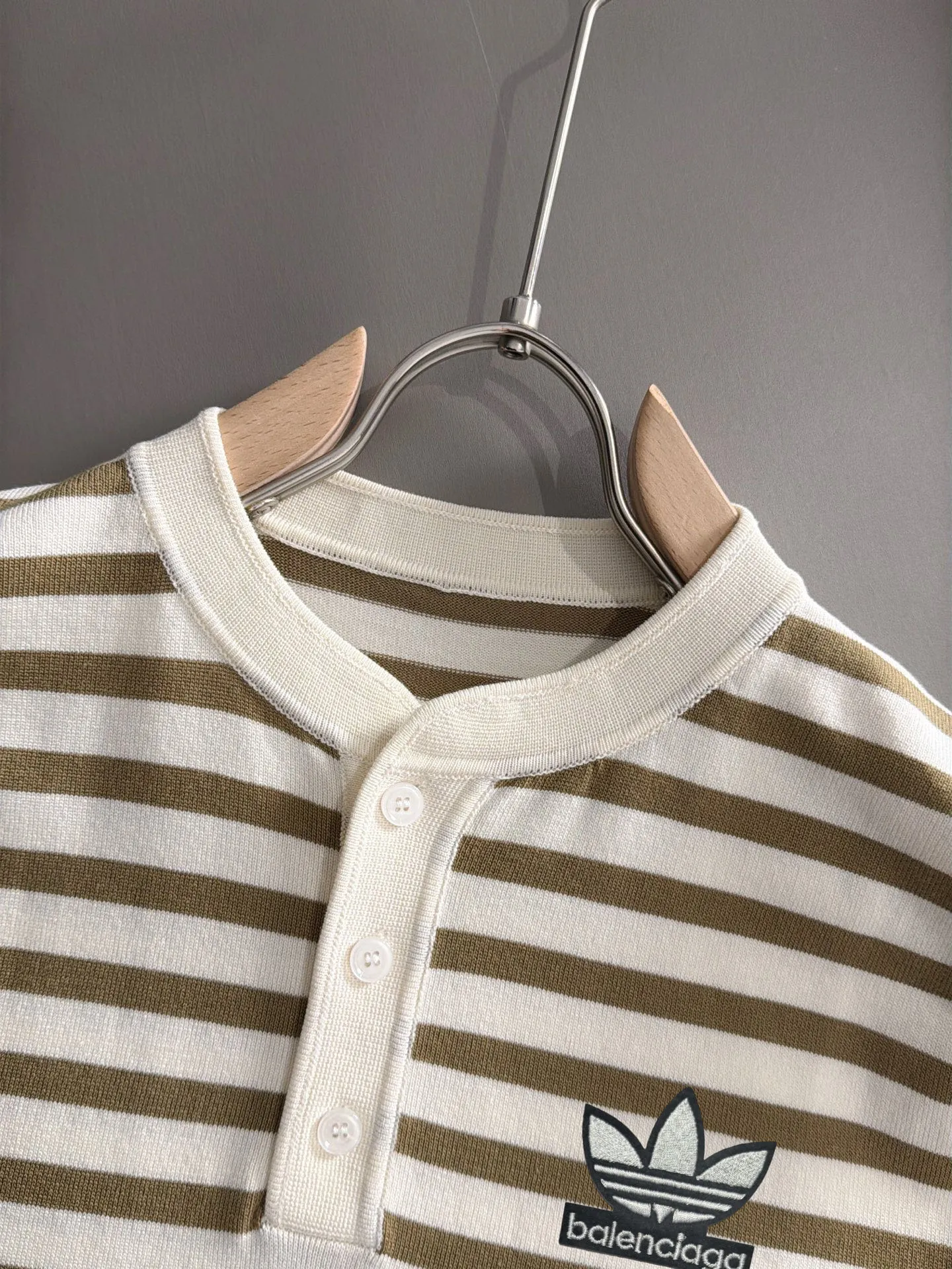 Paris Clover High Quality 26ss New Arrival men's short-sleeved T-shirt. Made of combed cotton yarn knitted cotton fabric, no pressure when entering and exiting the counter. Exclusive control of raw materials. It feels substantial when weighed, and the upper body is more textured than ordinary T-shirts. This texture can handle the weather easily and is suitable for both hot and cold! Loose fit design, looks noble. The only correct version is available Size: M to 4XL